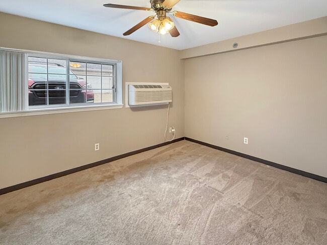 Building Photo - 3170 W Monroe St