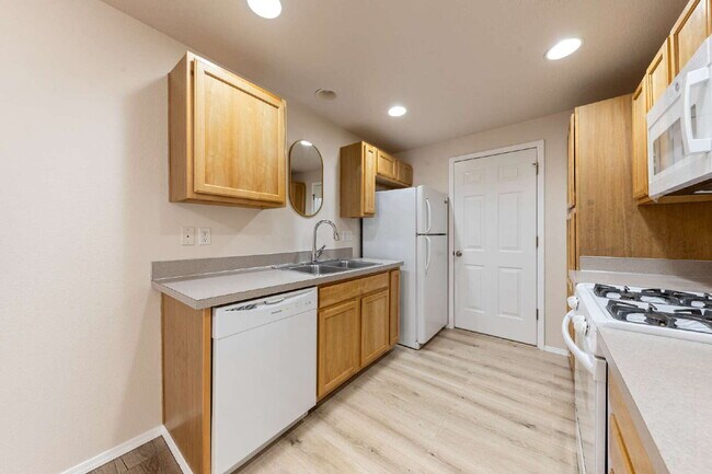 Building Photo - Spacious 3 bedroom Duplex