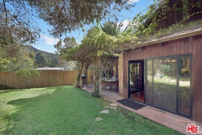 Building Photo - 1441 Bonnell Dr