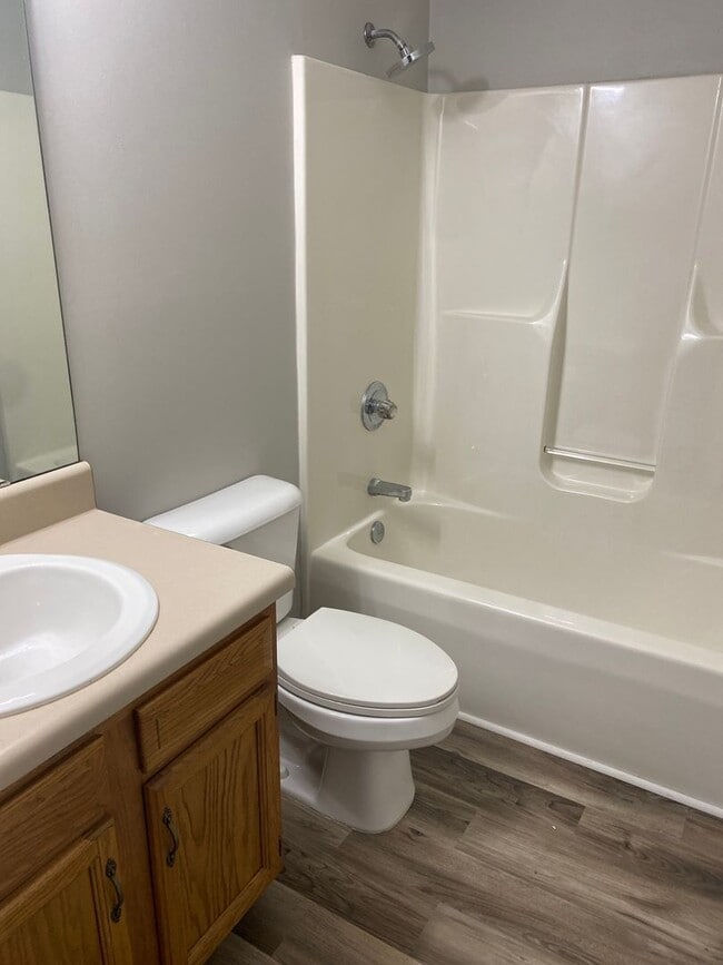 Building Photo - Carolina Lakes!!