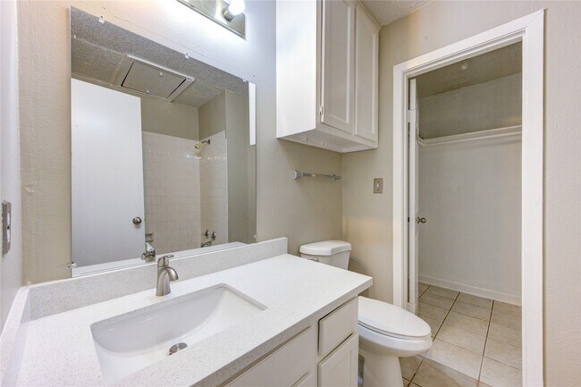 Building Photo - 212 Quaker Dr