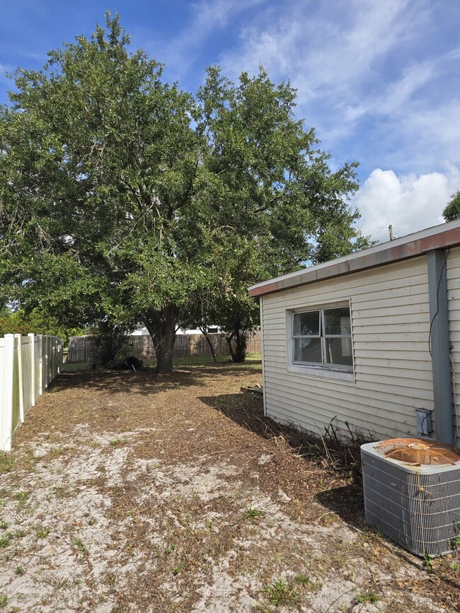 Building Photo - 520 Thomas Ave
