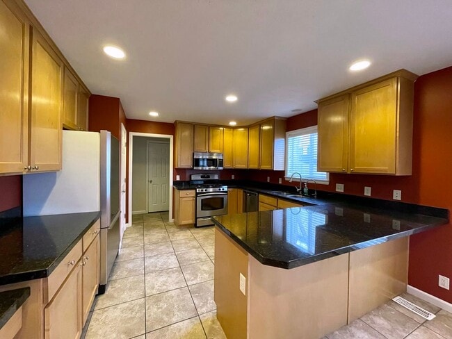 Building Photo - Spacious Midvale Townhome