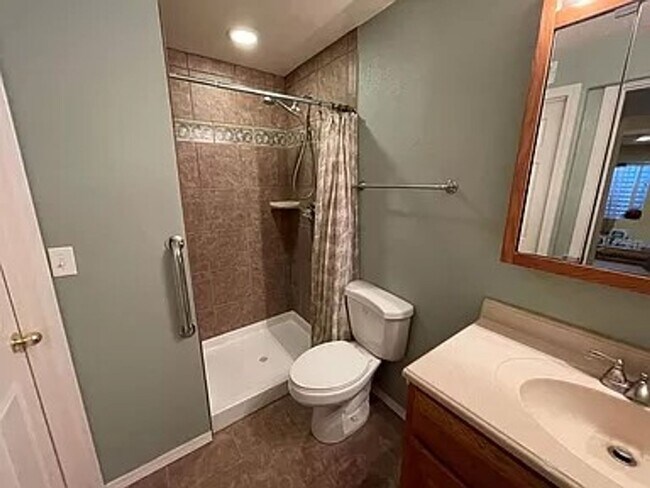 Building Photo - 710 Riverview Ln