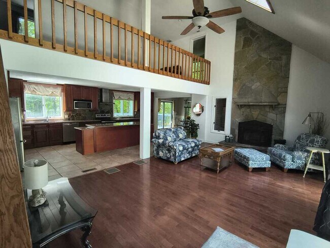 Building Photo - 421 E Hyerdale Dr