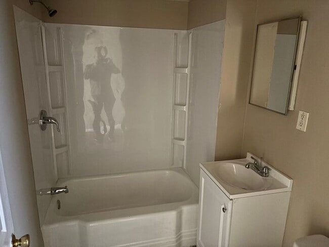 Building Photo - 3 Bedroom, 1 Bath Single Family Home - Sec...