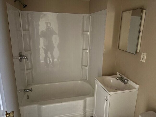 Building Photo - 3 Bedroom, 1 Bath Single Family Home