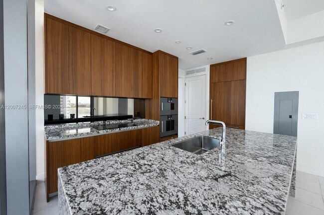 Building Photo - 175 SE 25th Rd