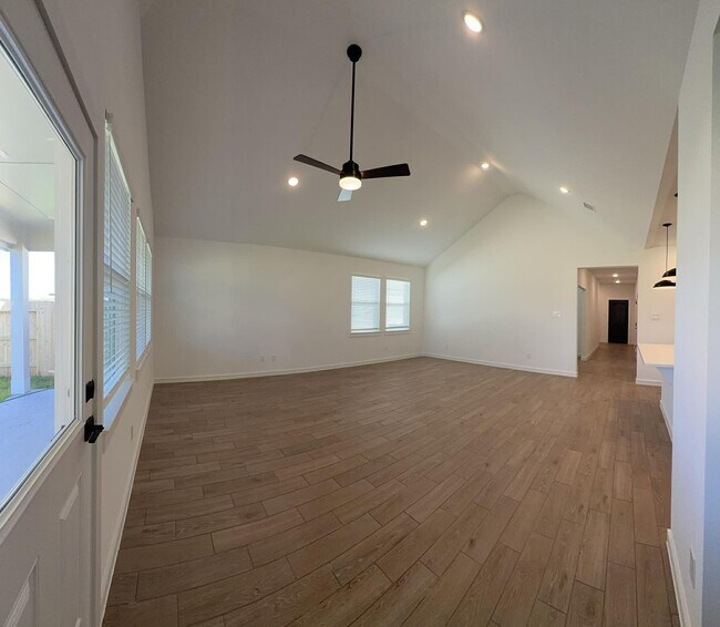 Building Photo - 4819 Legends Bay Dr