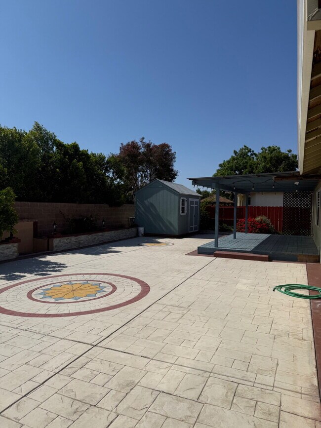 Building Photo - Charming 4 bedrooms and 2 full bathrooms L...