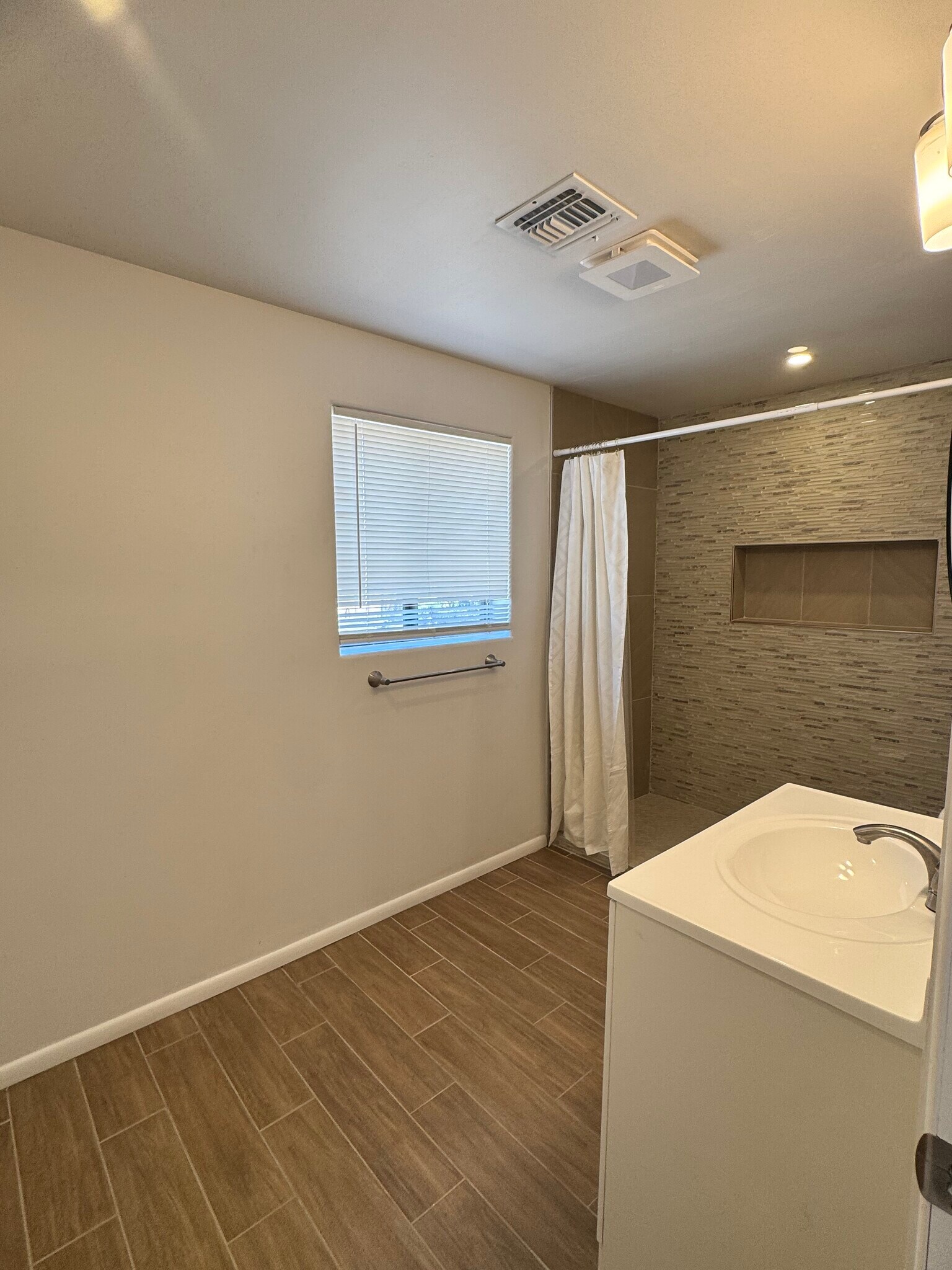 Building Photo - 1416 N El Rio Dr