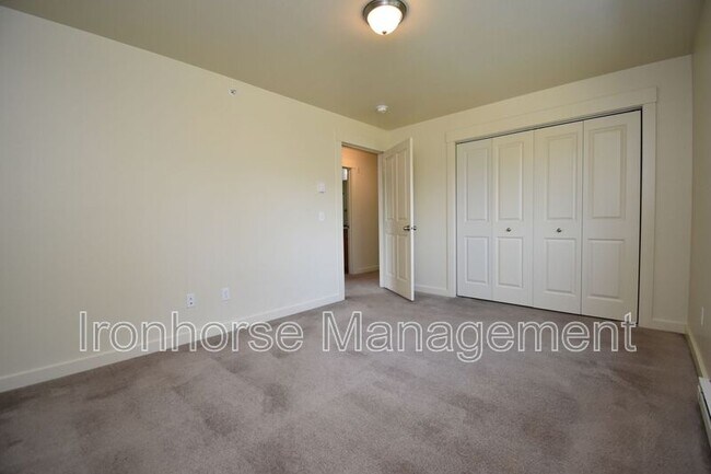 Building Photo - 807 W Villard St