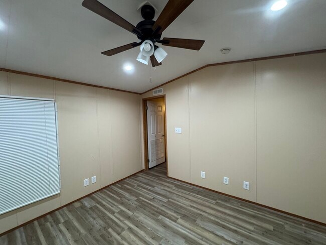 Building Photo - Early Bird Estates Unit #16