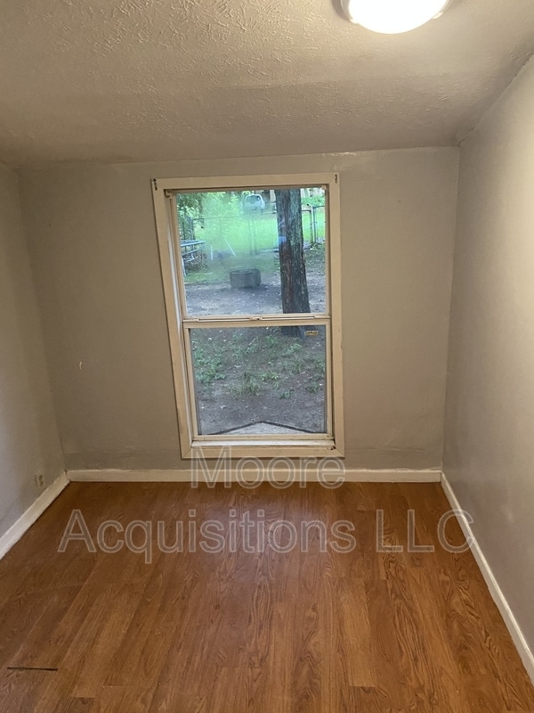 Building Photo - 810 W Day St