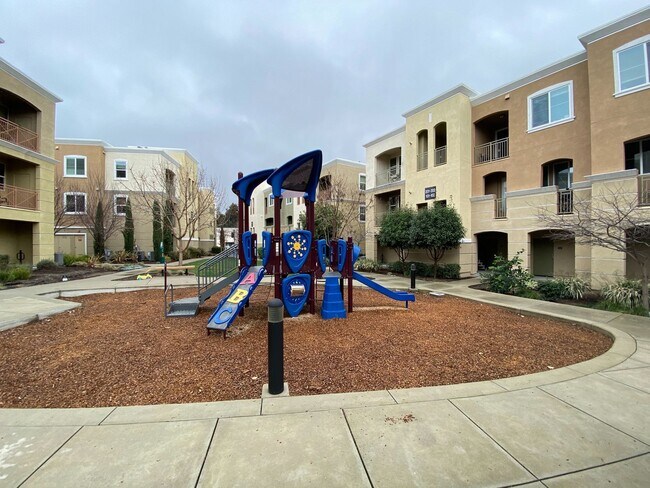 Building Photo - 3 Bed 2 Bath Condo W/ Garage In San Ramon