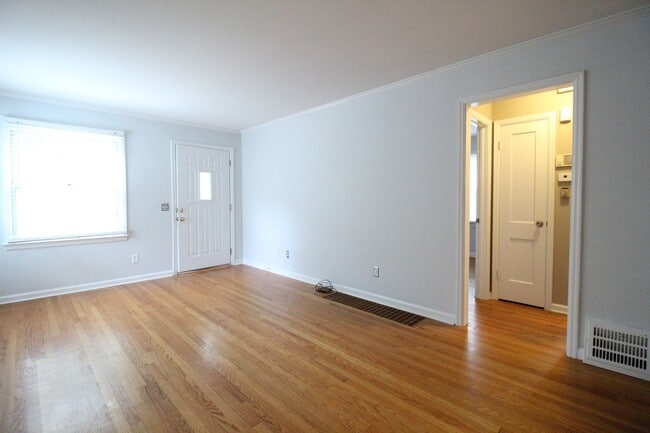 Building Photo - August FREE On This 2 Bedroom 1 Bath Home In Roeland Park