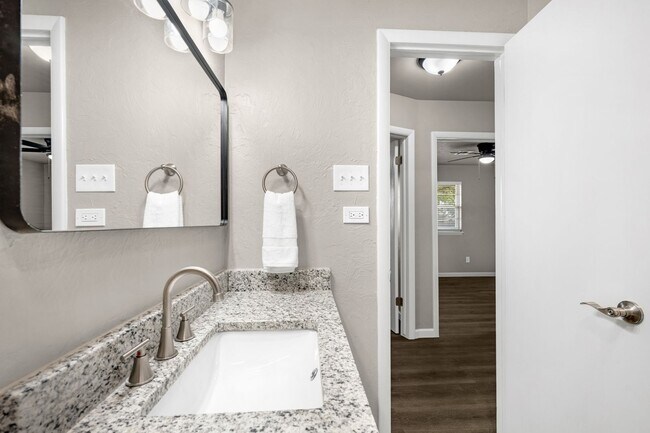Building Photo - 509 NE Cimarron Cir