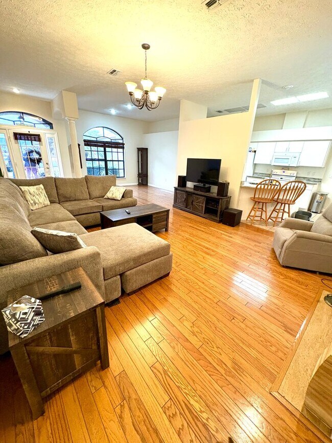 Building Photo - Beautiful 4bed/2bath Pool Home on Conservation Lot