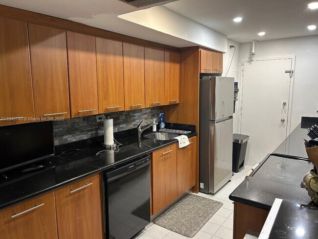 Building Photo - 6039 Collins Ave
