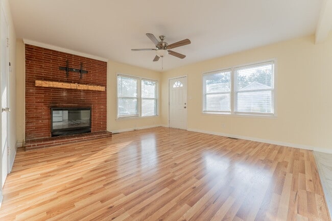 Building Photo - Donelson 3 Bedroom 2 Bath Apartment in Duplex