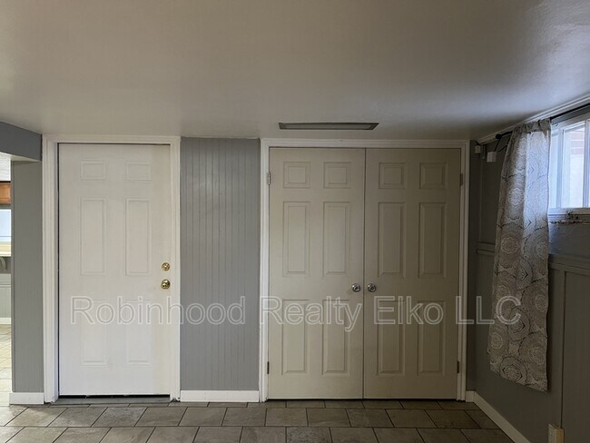 Building Photo - 272 W Cedar St