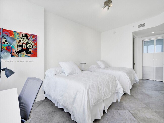 Building Photo - 888 Brickell Key Dr
