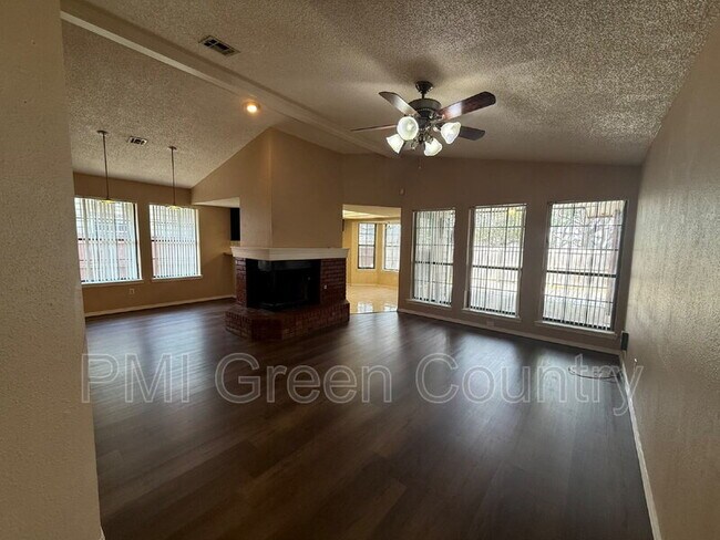 Building Photo - 1608 W Fort Worth St