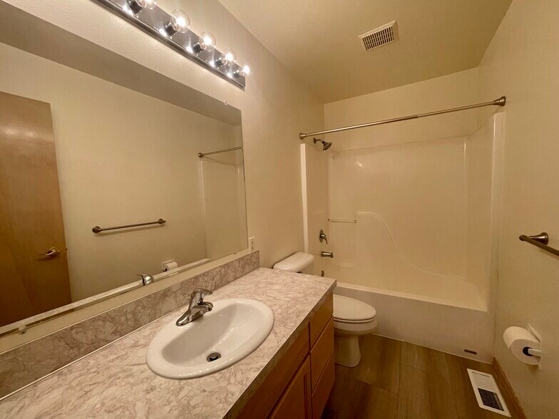 Building Photo - 200 N 41st St