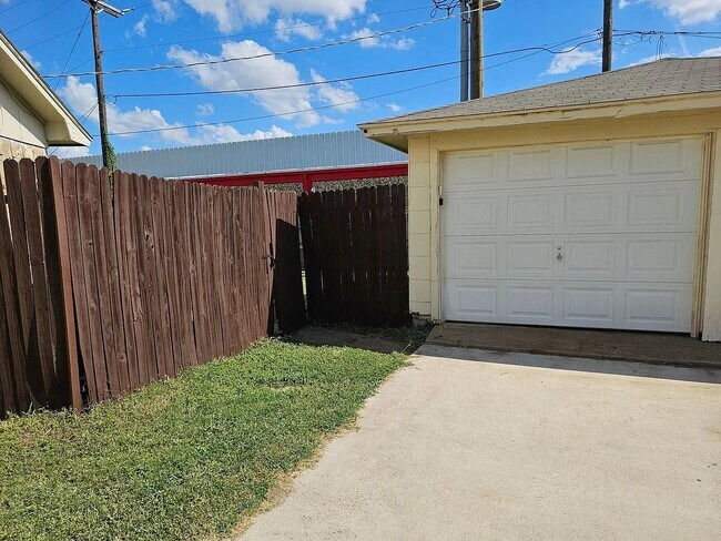 Building Photo - 2527 Normont Cir