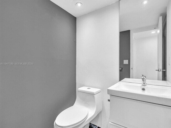 Building Photo - 100 Bayview Dr