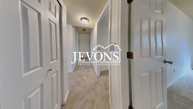 Building Photo - $990 rent credit if you move in by 11/30/2...