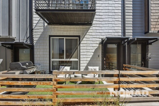 Building Photo - Modern 2 Bed + Office, 2.5 Bath Townhome |...