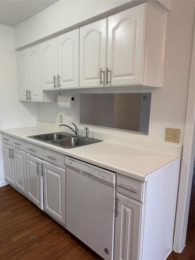 Building Photo - 4714 Creek Bend Dr