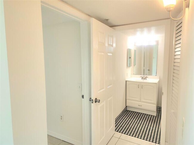 Building Photo - 1021 Villa Cir