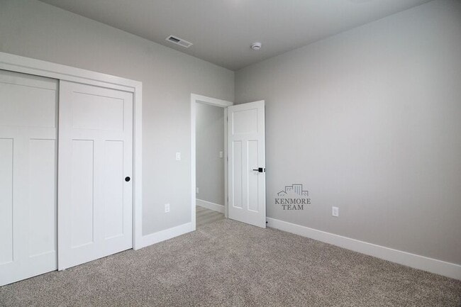 Building Photo - 716 N Rd 42