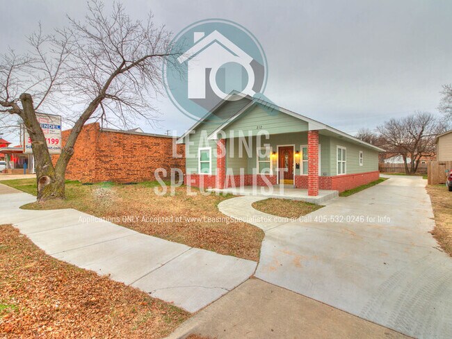 Primary Photo - Central Norman 4 Bed 3 Bath House Ready fo...