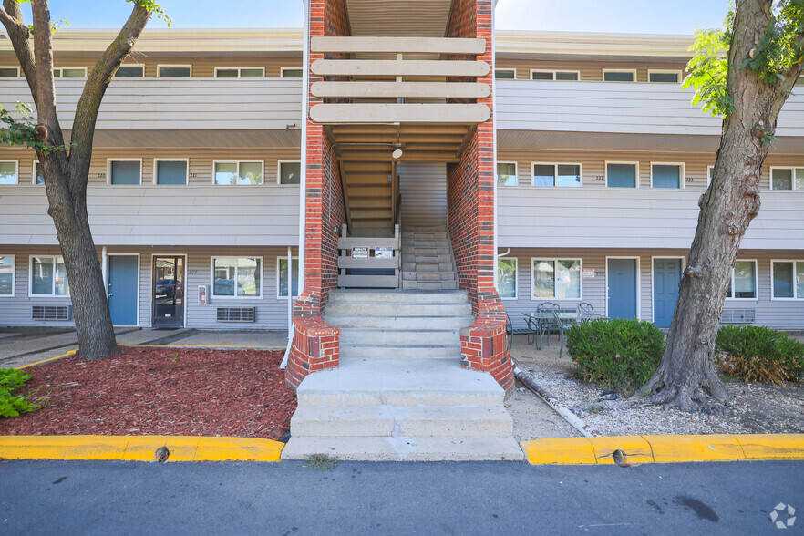 Primary Photo - Renata View Apartments