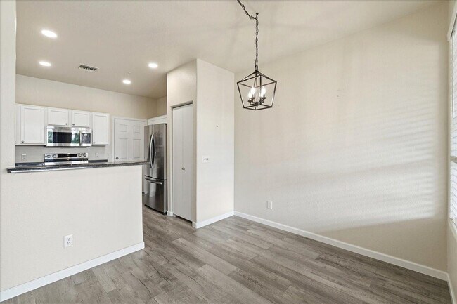 Building Photo - 1633 E Lakeside Dr