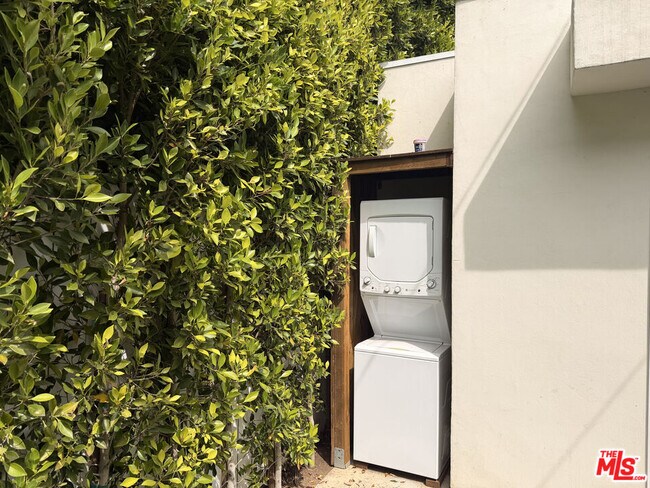 Building Photo - 1162 N Poinsettia Pl