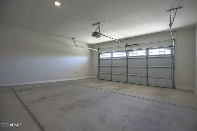 Building Photo - 24380 W Jones Ave