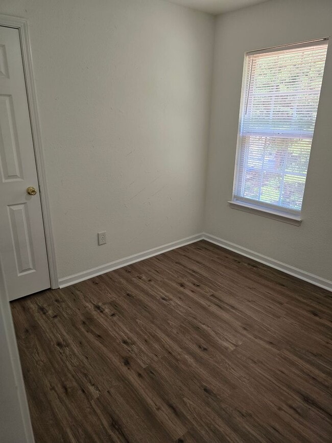 Building Photo - Located in Parkers Xing a home with 4BR/2....