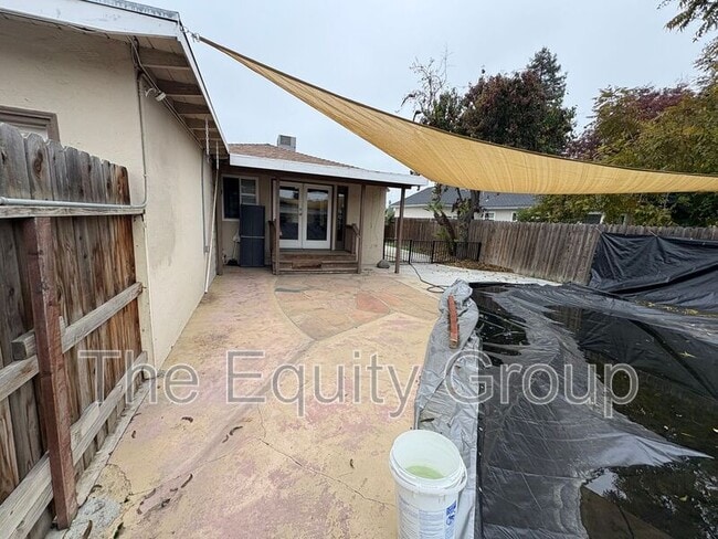 Building Photo - 600 N Dickran Dr