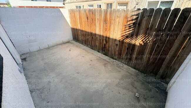 Building Photo - 2 bedroom 1.5 bathroom townhome