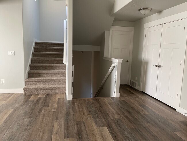 Building Photo - 865 S Aspen Wy