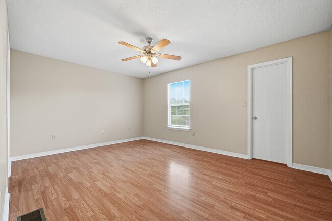 Building Photo - 1807 Whispering Oaks Ln
