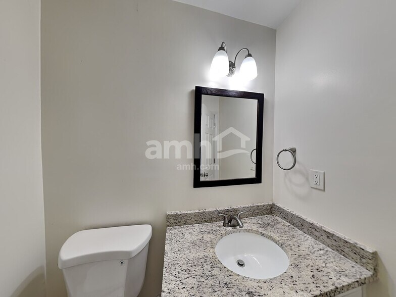 Building Photo - 3255 Dogwood Dr