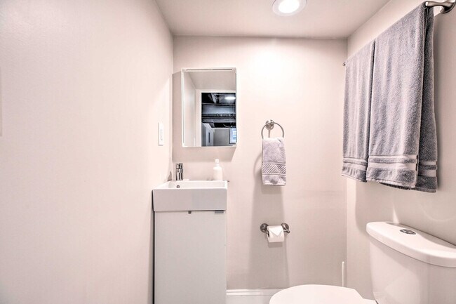 Building Photo - 696 Crescent Blvd