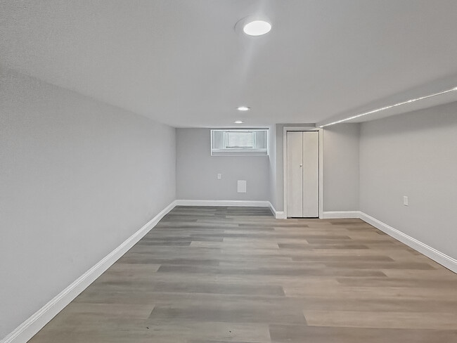 Building Photo - 733 N Linwood Ave