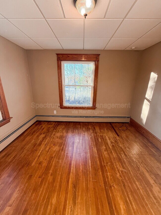 Building Photo - 584 Pleasant St