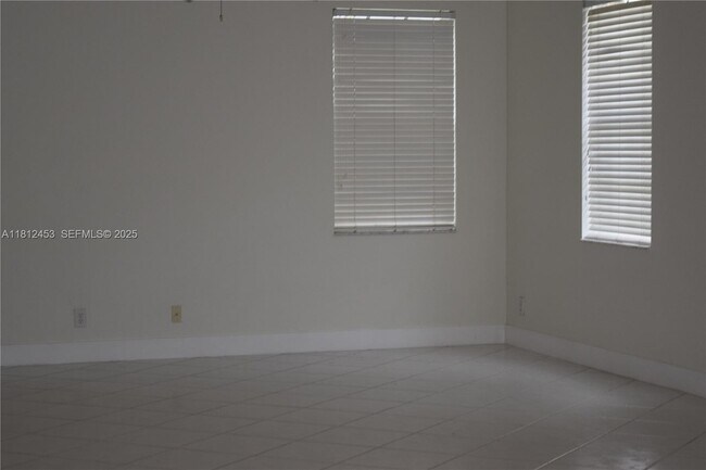 Building Photo - 991 Crestview Cir